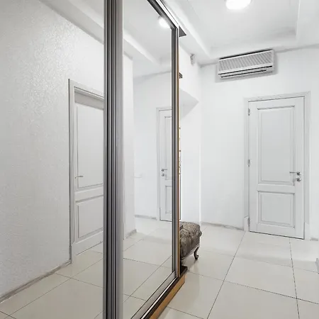 2 Bedroom On Deribasovskaya Str. Apartment *